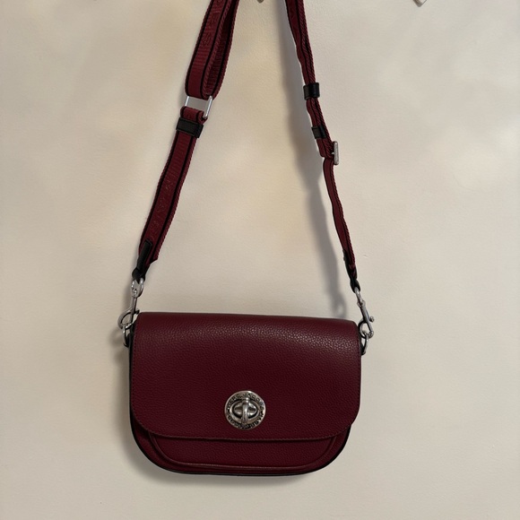 Marc Jacobs Handbags - Marc Jacobs burgundy Crossbody